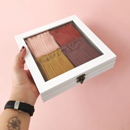 جعبه کادویی  مناسب هدیه  جنس مرغوب چفت دار  همراه چهار جفت جوراب مردانه یا زنانه 