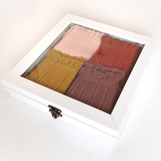 جعبه کادویی  مناسب هدیه  جنس مرغوب چفت دار  همراه چهار جفت جوراب مردانه یا زنانه 