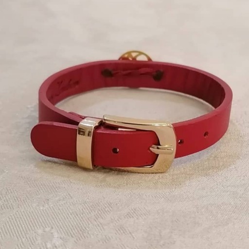 دستبند زنانه چرم طبیعی طرح دل  رنگ قرمز قفل کمربندی مخصوص ولنتاین وزن 10 گرم