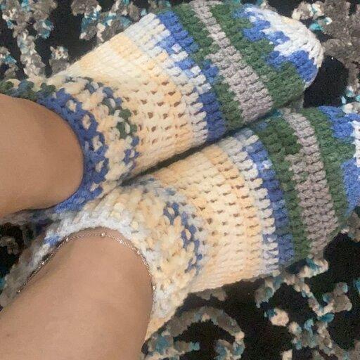 پاپوش هفت رنگ کاموا ترک  ضخیم( زنانه و مردانه) بسیار گرم و راحت مناسب فصل سرد و پاهای حساس در غرفه بافتنی های ثنا