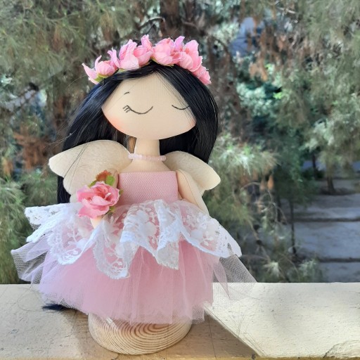 عروسک دستساز فرشته صورتی پرنسسی روی پایه چوبی مخصوص تزئینات اتاق عروس و کودکان و کادو تولد