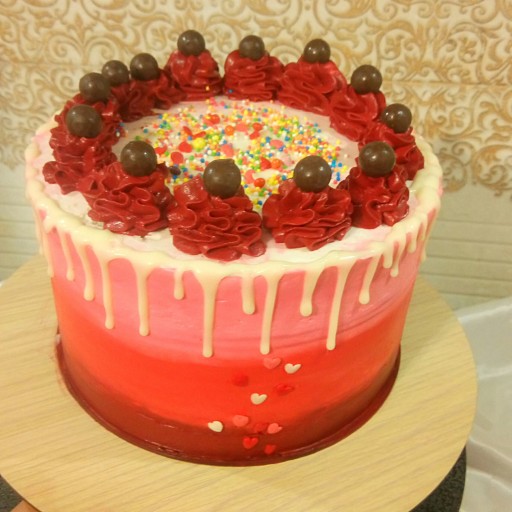 کیک سه رنگ خامه ای با تزیین ترافل و خامه شکلات دراژه