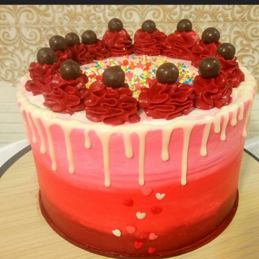 کیک سه رنگ خامه ای با تزیین ترافل و خامه شکلات دراژه