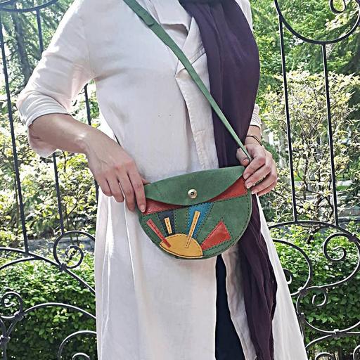 کیف دوشی تکه دوزی، طرح خورشید، ساخته شده با چرم طبیعی.از سری کارهای تک نسخه