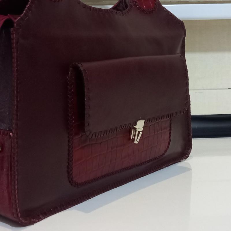 کیف دوشی مخصوص بانوان دستدوز با چرم طبیعی، آستر کشی شده و پردازش رنگ لبه  