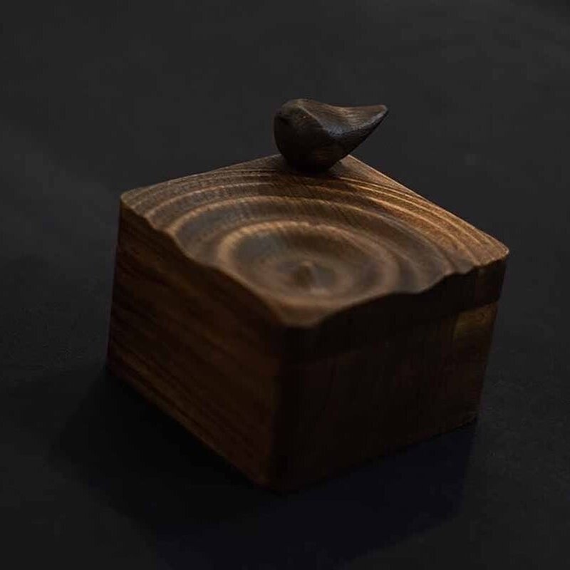 جعبه چوبی مخصوص کادو دادن برای جای جواهرات و ساعت مردانه ساخته شده با چوب گردو و بسیار زیبا 