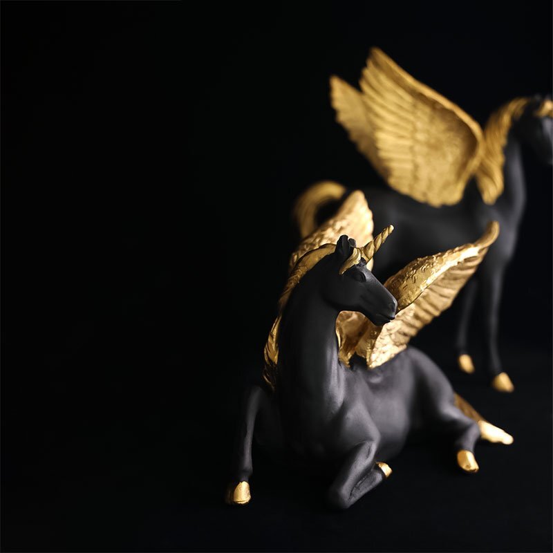 مجسمه اسب بالدار دوتایی مشکی طلایی پلی استری