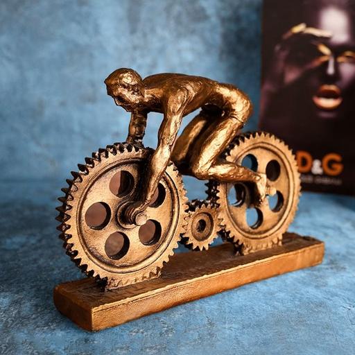 مجسمه دوچرخه سوار طلایی رنگ پلی استری