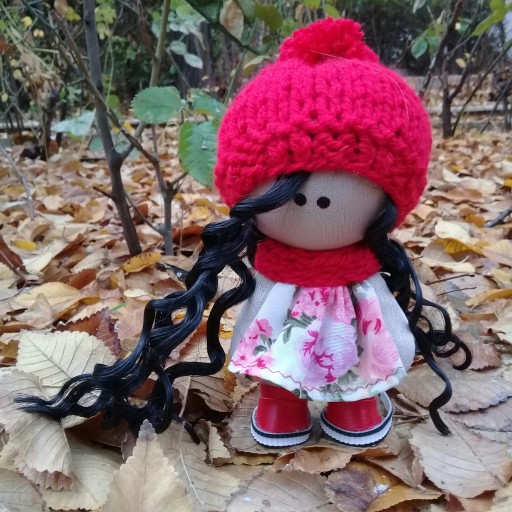 عروسک روسی 15سانتی مو فرفری مشکی و کلاه قرمزی
