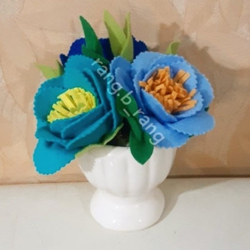 گلدان گل آبی