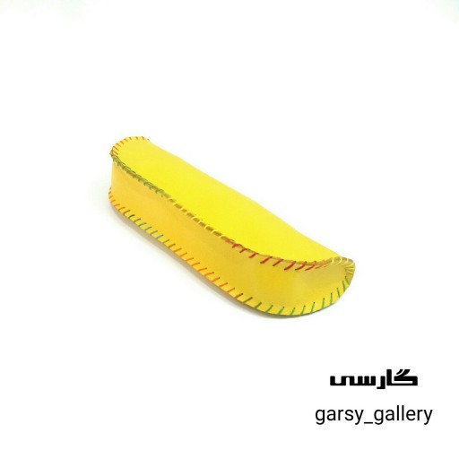 جامدادی چرم طبیعی دست‌دوز  رنگ زرد با نقاشی گارسی 