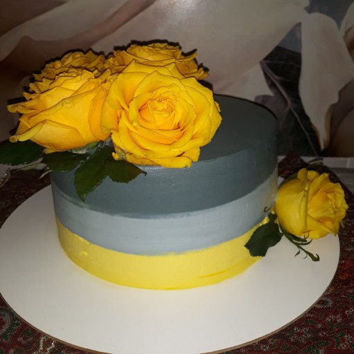 کیک رنگین کمان با گل آرایی رز زرد
