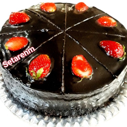 کیک شکلاتی مخصوص با توت فرنگی