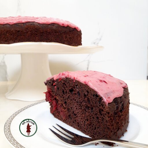 کیک براونی شکلاتی با آلبالو با سس گاناش آلبالو خانگی