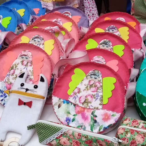 کیفهای نمدی زیبا در رنگهای مختلف برای کودکان و نوجوانان از جنس نمد، دارای طراحی زیبا و سبک، قابل حمل با طرح فرشته حجاب در رنگهای متنوع و شاد