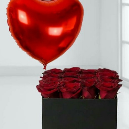 باکس گل رز قرمز لاکچری کاغذی مناسب ولنتاین همراه بادکنک