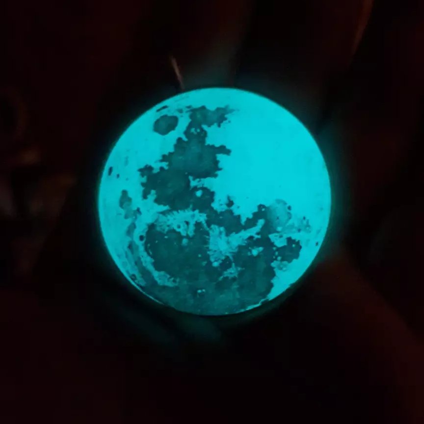 گردنبند رزینی ماه شبتاب ضد اب و نشکن همراه بند چرمی در روشنابی نور را جذب و در تاریکی از خودش منتشر میکنه