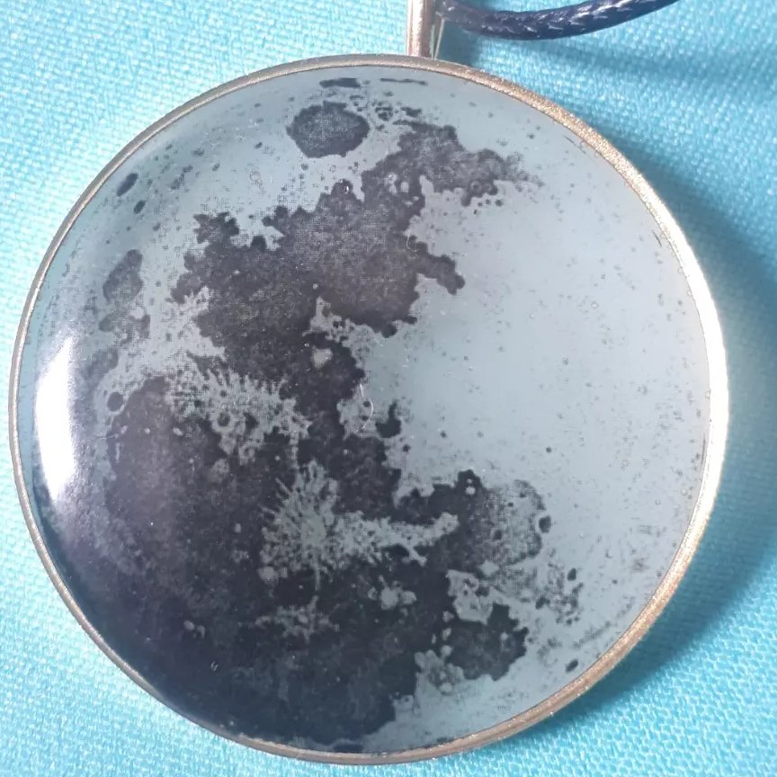 گردنبند رزینی ماه شبتاب ضد اب و نشکن همراه بند چرمی در روشنابی نور را جذب و در تاریکی از خودش منتشر میکنه