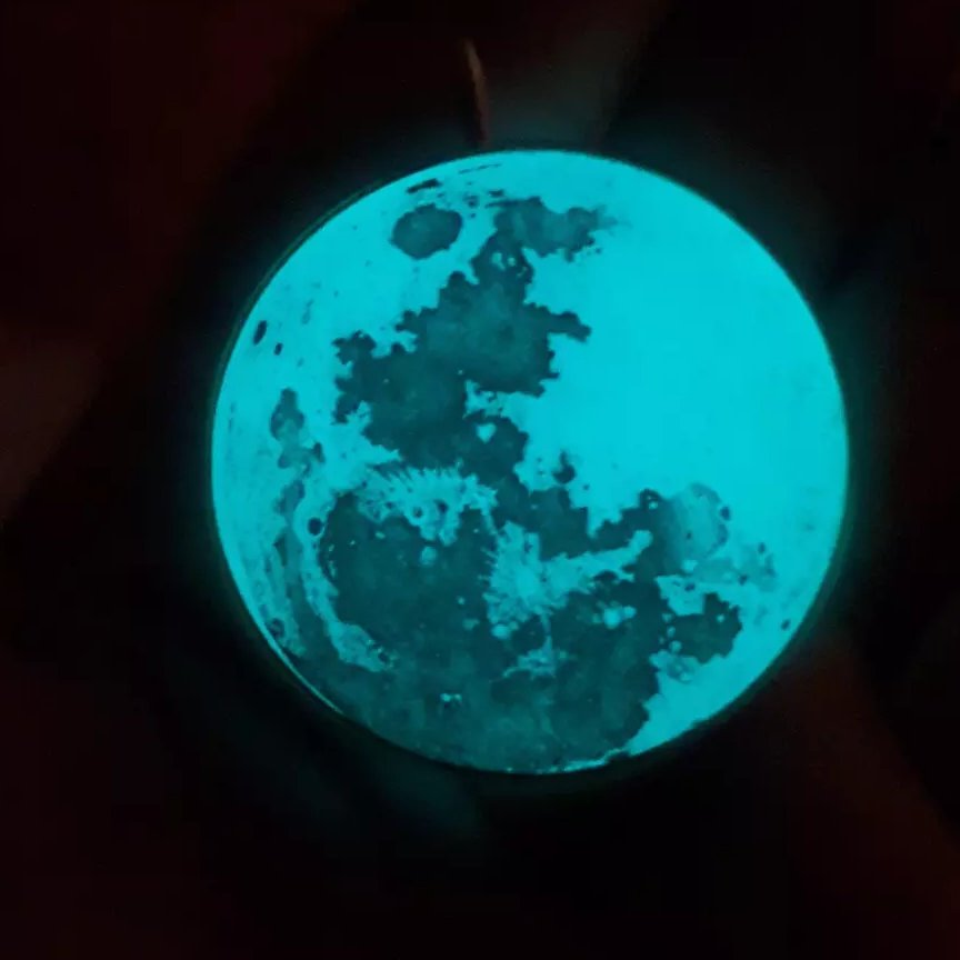 گردنبند رزینی ماه شبتاب ضد اب و نشکن همراه بند چرمی در روشنابی نور را جذب و در تاریکی از خودش منتشر میکنه