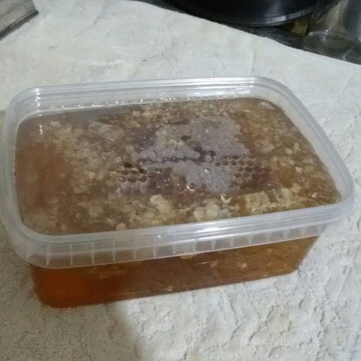 عسل گشنیز با موم طبیعی 1.5 کیلویی