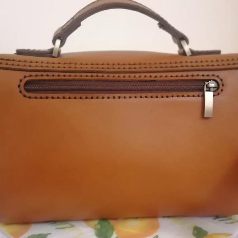 کیف دوشی زنانه بسیار زیبا در رنگهای مختلف چرم درجه 1 وکاملا دست دوز 