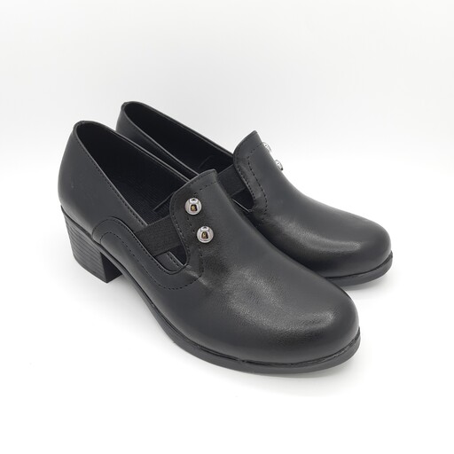 کفش چرم زنانه( کشی دکمه ای پاشنه 5سانت )اداری رسمی شیک و راحت و روزمره قیمت مناسب رنگ مشکی . ارسال رایگان 330114