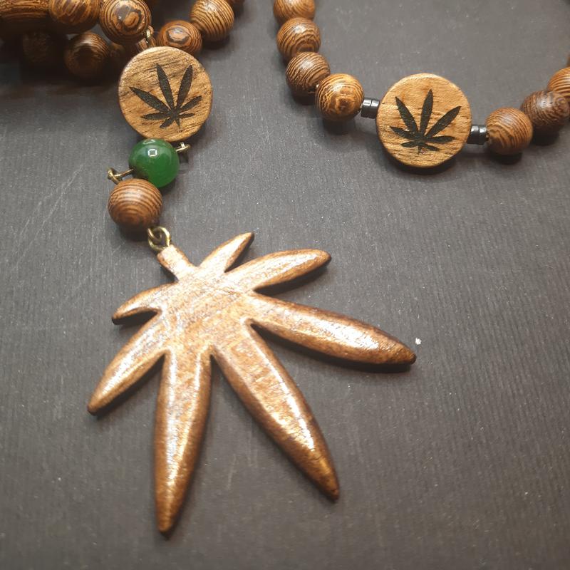ست گردنبند و دستبند چوبی با پلاک طرح برگ ماریجوانا