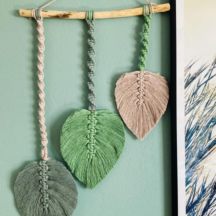 دیوارکوب پر مکرومه بافی سه برگ طرح اسپیرال