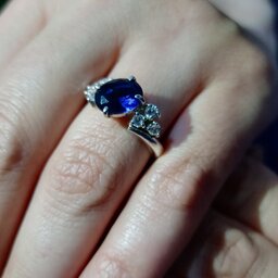 انگشتر زنانه نقره 925،با نگین یاقوت کبود و الماس اتمی 