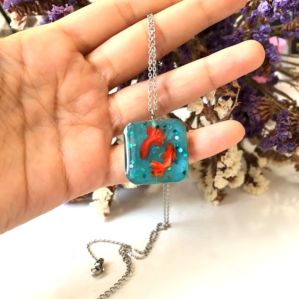 گردنبند نقاشی ماهی رزینی سه بعدی با زنجیر استیل