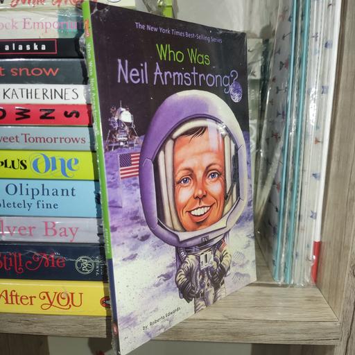 کتاب زبان اصلی Who Was Neil Armstrong (نیل آرمسترانگ که بود) - اثر رابرتا ادواردز