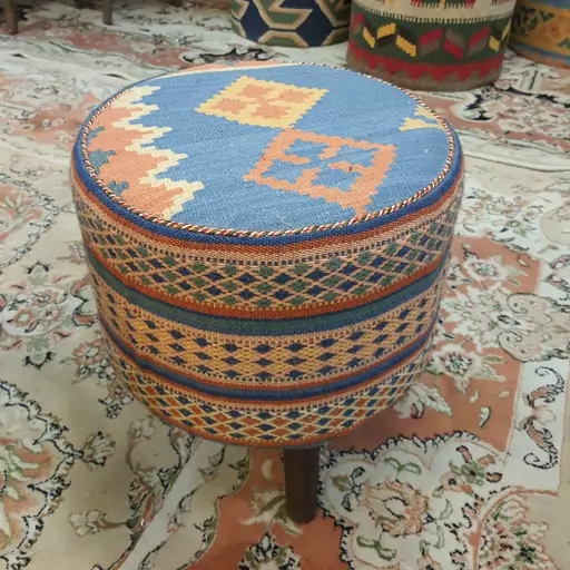 پاف گرد سه پایه چوبی با رویه گلیم دستباف و دور جاجیم دستباف با رنگهای گیاهی  قطر 35 cm و ارتفاع 35 cm رنگ آبی نارنجی