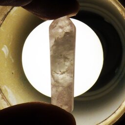 سنگ کوارتز به صورت پلاک‌های یک عددی بسیار شفاف با گرید کیفیتی بالا معدن‌های کشور سوئیس و وارداتی. مناسب گردنبند  دکور