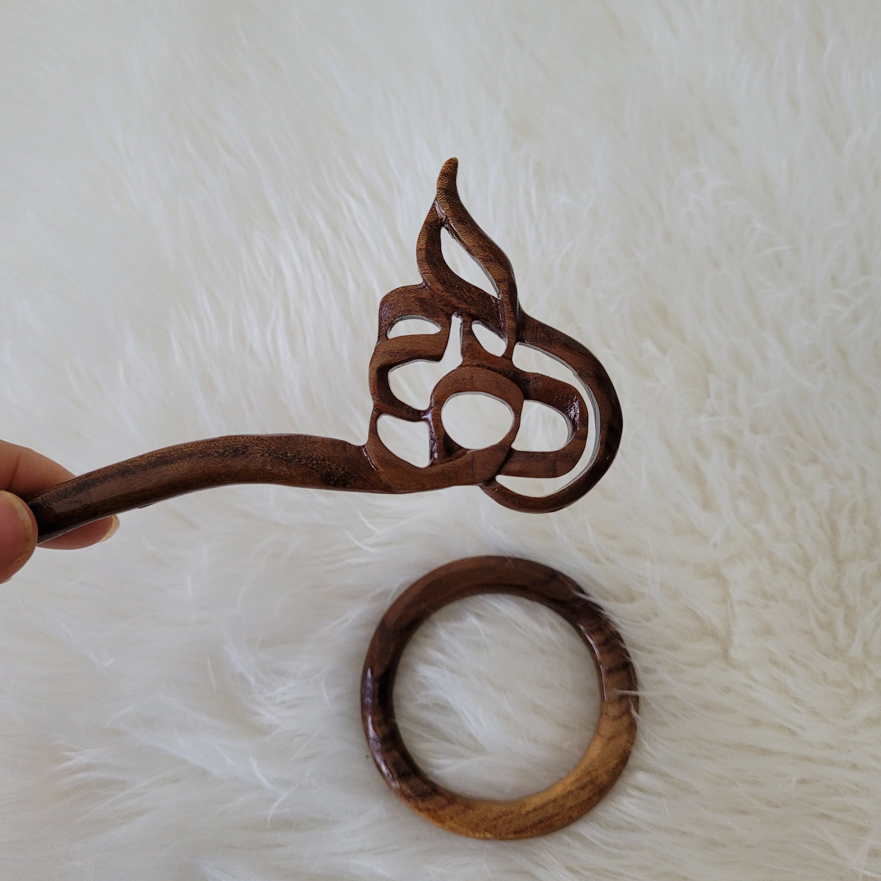 پین موی اسم الهام همراه حلقه گرد چوبی دستساز چوبی گالری