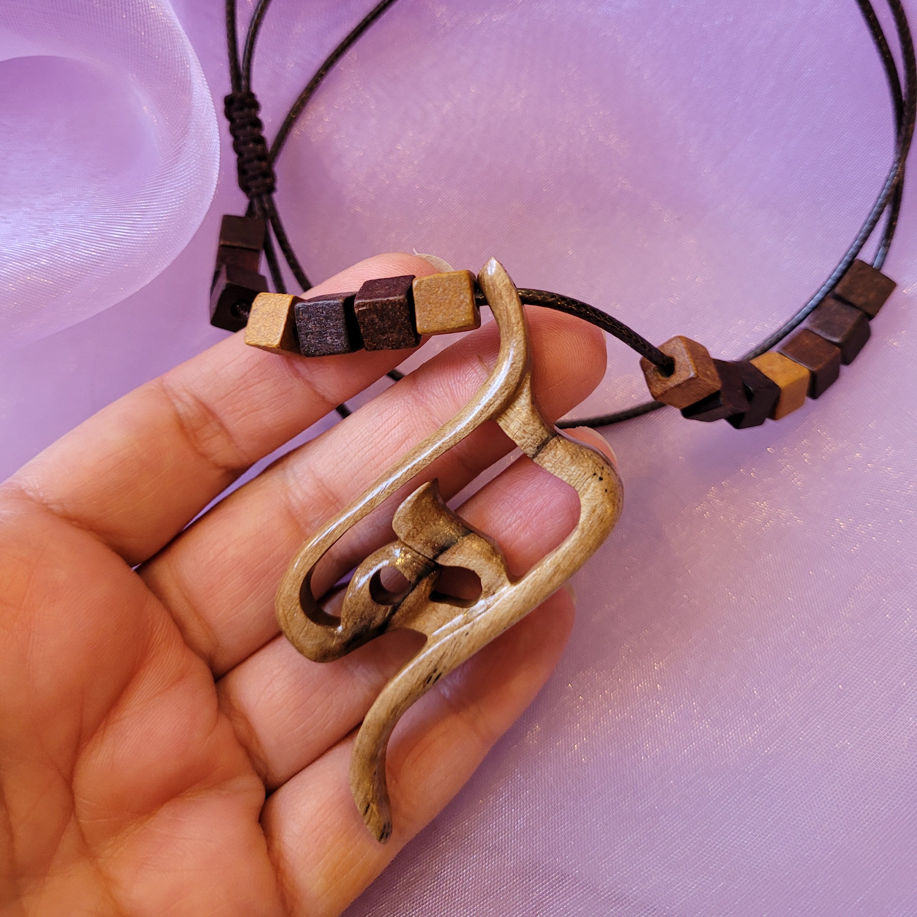 گردنبند اسم رها چوبی دستساز چوبی گالری