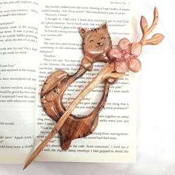 گیره مو چوبی دستساز گربه به همراه پین گل چوبی گالری