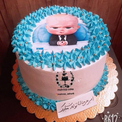 کیک تولد خانگی  مدرن بچه رییس باتزیینات چاپ وگلهای خامه ابی رنگ