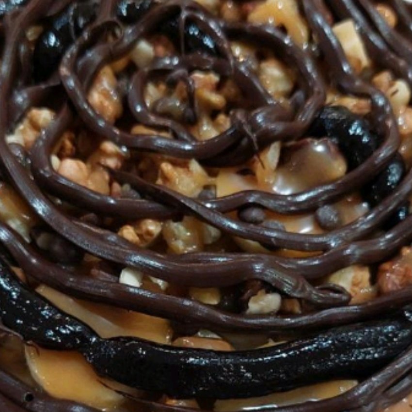 کیک تولدخانگی  مدرن عاشقانه باتزیینات قلب وتاپرمناسب سالگردازدواج