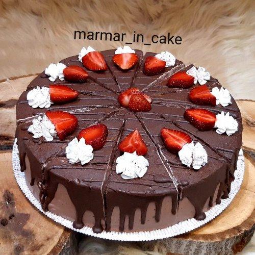 کیک نوتلا خیس شکلاتی خانگی با گاناش شکلات و تزئین توت فرنگی