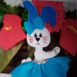 عروسک نمدی خرگوش رنگ آبی به عنوان کاور آیفون هم در نظر گرفته میشود