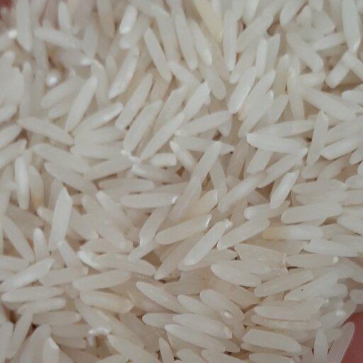 برنج فجر استخوانی معطر   دانه بلند گیلان .برنج از یکی از آشنایان خریداری شده باطوم وعطر وپخت عالی طعم برنج واقعی 