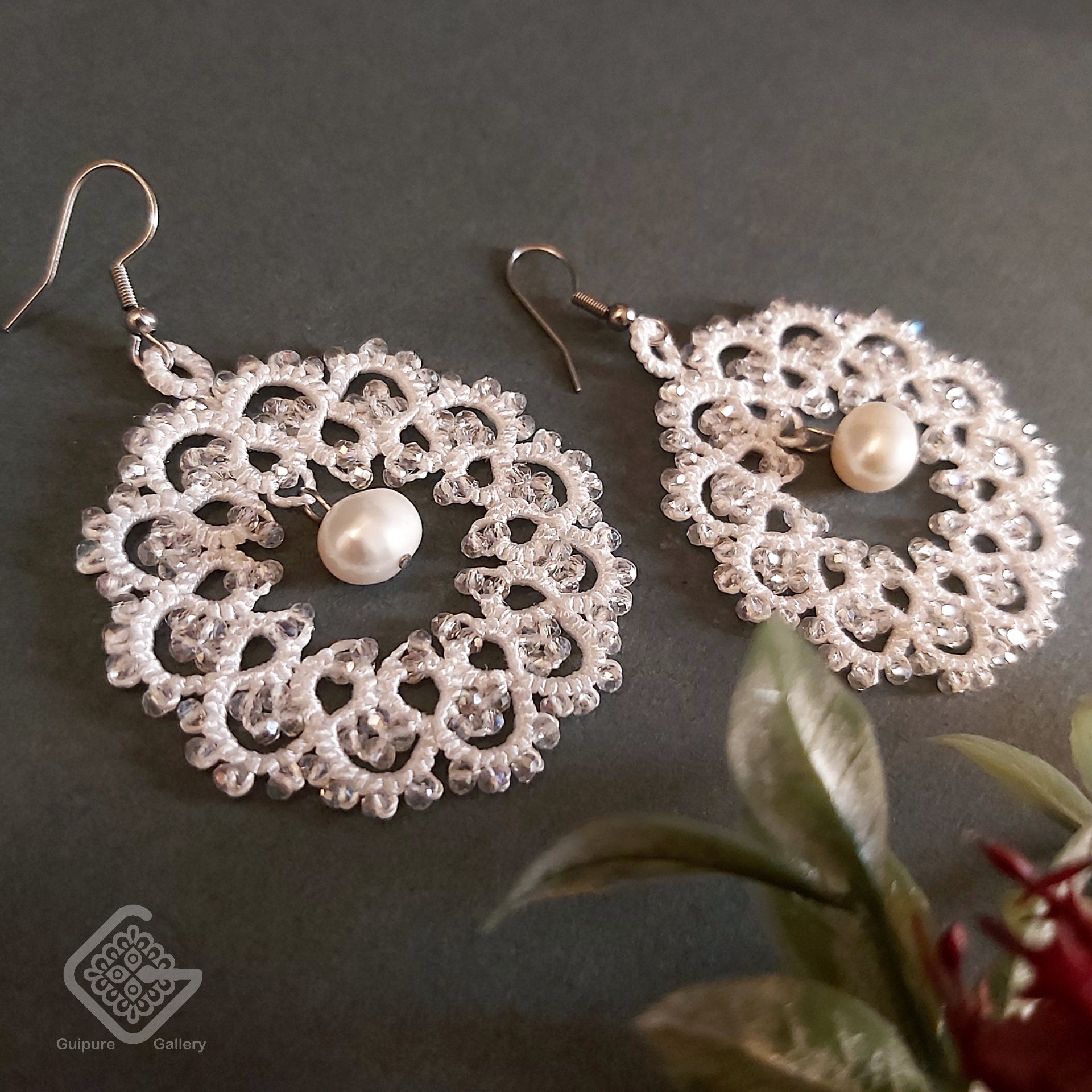 گوشواره گیپور دستبافت طرح گرد مروارید دار