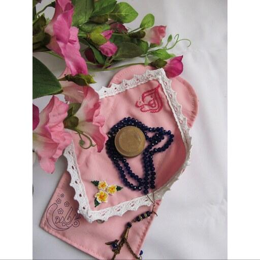 جانماز گلدوزی شده با دست مزین به نام حضرت زهرا سلام الله  با پارچه ترگال صورتی با جیب مخفی برای مهر