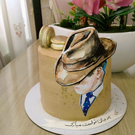 کیک تولد جنتلمن خامه ای با دیزاین فوندانت