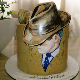 کیک تولد جنتلمن خامه ای با دیزاین فوندانت