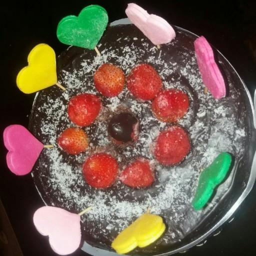 کیک خامه ای با روکش شکلات و تزئینات فوندانت