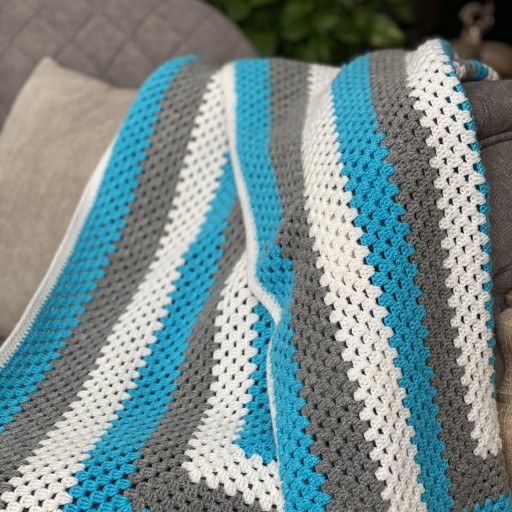 پتو قلاب بافی مورد استفاده به عنوان شال مبل 
ابعاد یک در یک متر 
رنگ‌بندی سفید ،طوسی، آبی