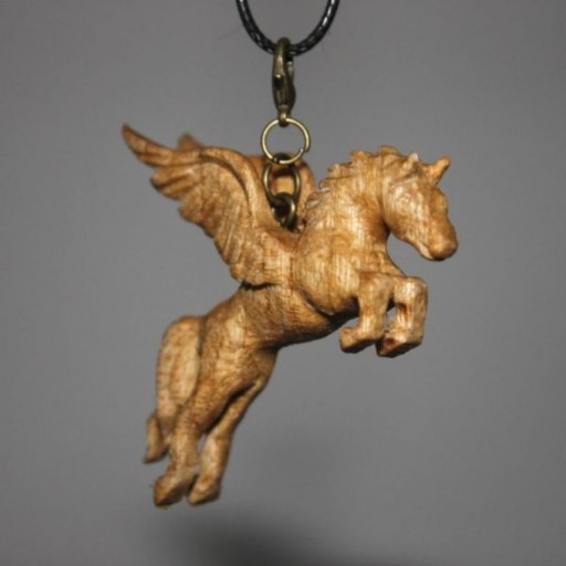 گردن آویزچوبی دست ساز طرح اسب پگاسوس،ساخته شده با چوب داغاداغان به صورت سه بعدی و با رعایت جزییات و ظرافت