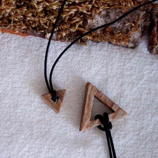 گردن بند چوبی دستساز طرح مثلث دوتایی