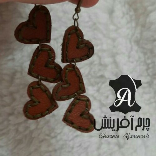 گوشواره مدل قلبی آویز چرم طبیعی بز دست دوز